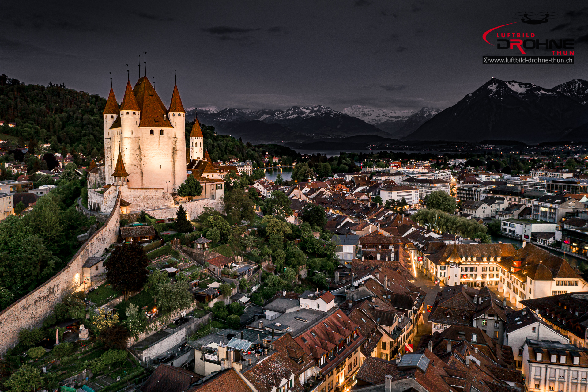 Schloss Thun Dämmerung Nacht Aufnahme